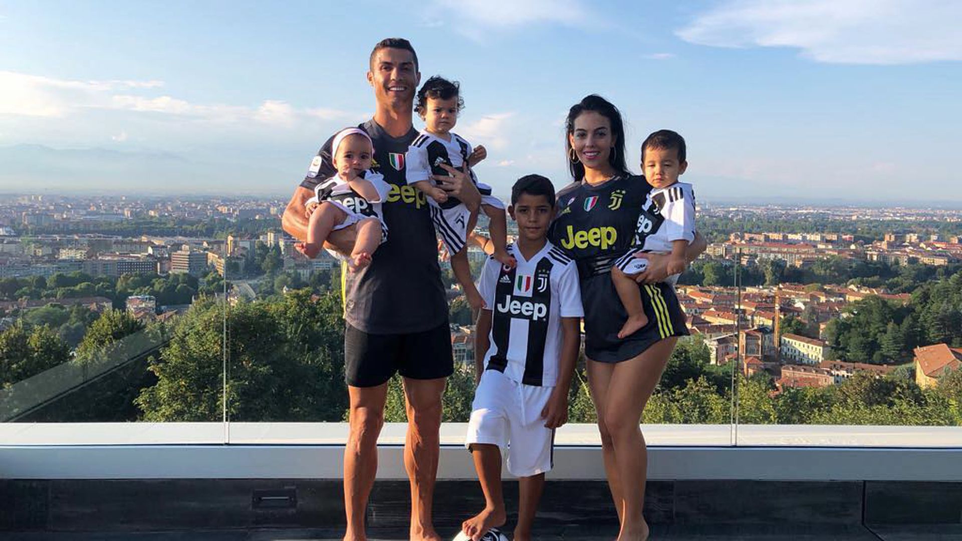 Роналдо фото с семьей